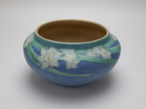 Image of Bowl with Daffodil Design