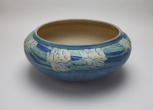 Image of Low Bowl with Daffodil Flower Design